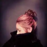戴墨镜女生全身头像图片岁月不老你我相依相靠唯美女生头像