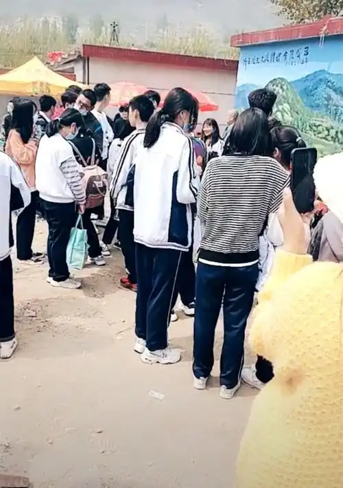 拉面哥门前舞台正式落成,男子穿裙打扮妖艳,一群学生穿校服齐聚