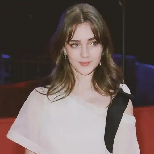 时髦办17岁的小仙女柏林电影节一战成名,下个头像就换她了