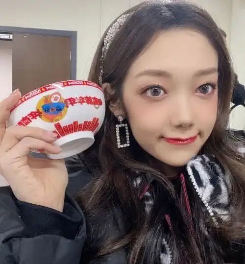 硬糖少女自拍,刘些宁可爱,陈卓璇有创意,张艺凡表演杂技顶碗