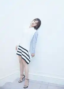 沈月这次终于穿对了,一袭泡泡袖连衣裙清新脱俗,美成了小仙女