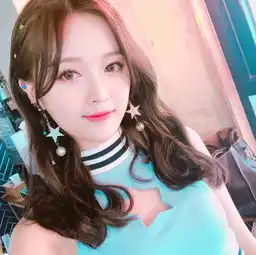 同样露牙龈,为何吴宣仪甜美依旧,刘亦菲就尴尬了