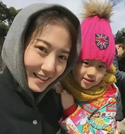 高露现身四川街头脸垮肉松暴瘦脱相,畸形苹果肌被网友群嘲