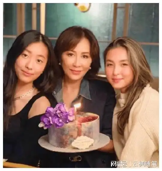 陈奕迅老婆大病初愈赴上海扫货女儿陈康堤当摄影师,颜值好惊艳