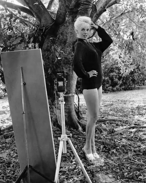 从著名女模到最美女摄影师,享年85岁的她曾助推了比基尼的流行