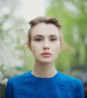 偶遇一张美片,刚好模特的表情很付好我现在的心境