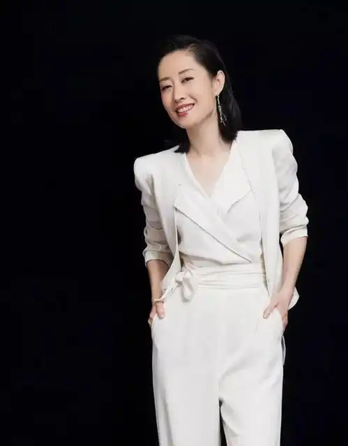 16岁出道,30岁嫁富商隐退,37岁离婚复出,今44岁活成女王