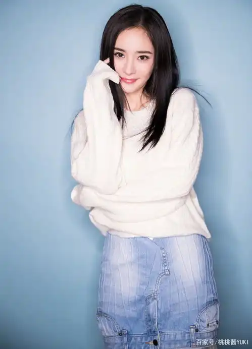 杨幂真会穿把牛仔裤截了套在纱裙上,不仅不土,竟然意外好看