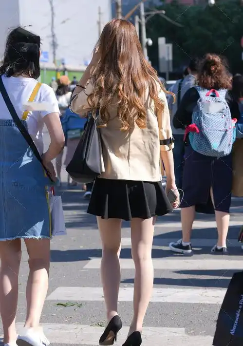 俏皮小短裙,搭配端庄韩版风衣,高级感十足的日常淑女穿搭