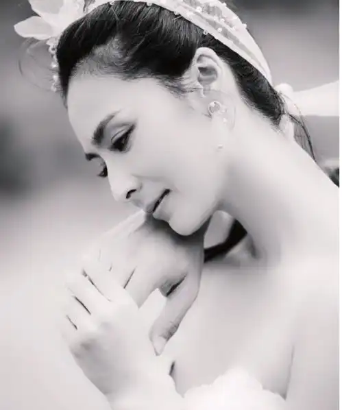 恭喜跳水名将晒照公布结婚喜讯,如今43岁终于寻得幸福羡煞旁人