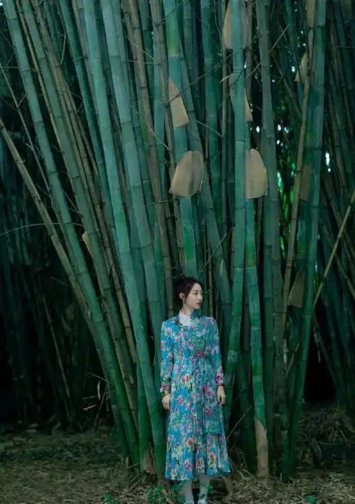 白百何美出新高度,灰色毛衣配半身裙气质高级,戴上贝雷帽太美了