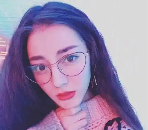 带眼镜的女生头像阿纯