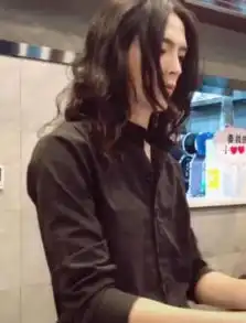 抖音最美服务员,靠半边脸走红,露出正脸后网友懵了