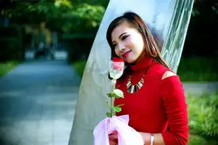 一束花开正艳的红色玫瑰花与美丽的红衣美女