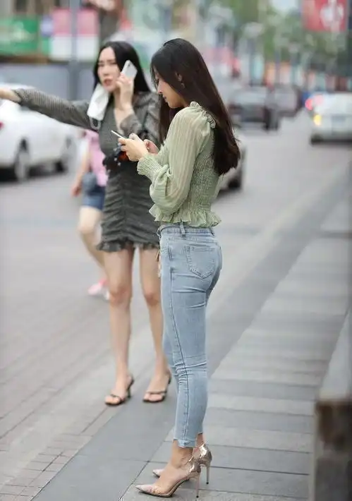 凹凸感十足的牛仔裤,简单却很个性,魅力无穷
