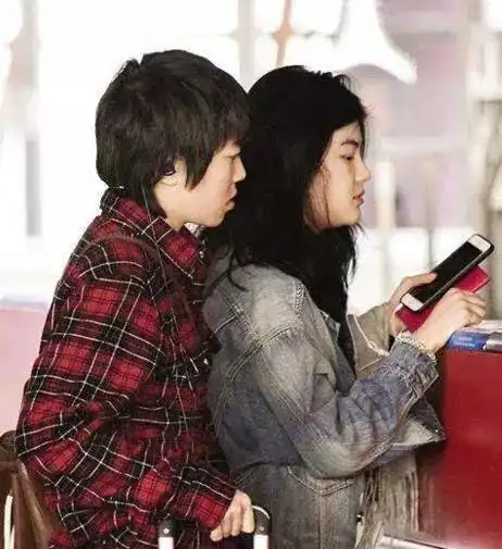 窦靖童与男子合照官宣恋情曾当众激吻女生,和周迅传绯闻,比王菲活得还潇洒