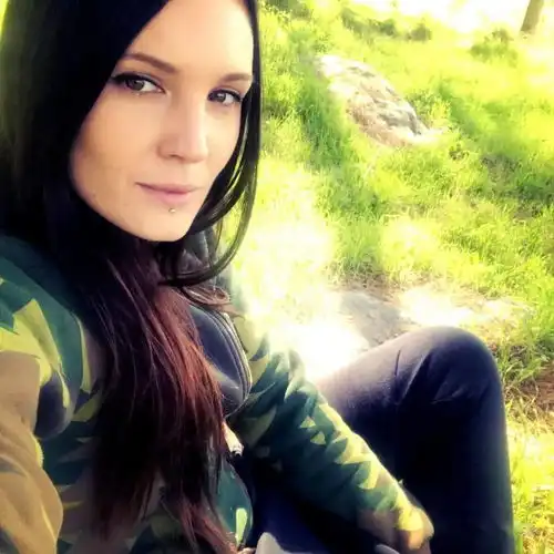 没有过多的调子,也能表现出素描头像该有的灵动