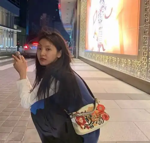 ins招桃花女生头像