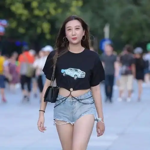 黑t恤搭配牛仔短裤,即朝气又魅力,不愧为是追潮族