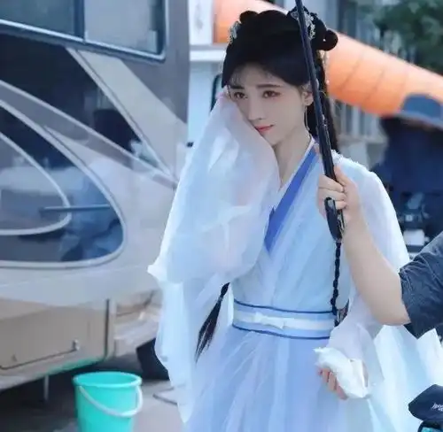 鞠婧祎路透照被曝光,眉毛神似蜡笔小新,四千年美女去哪了