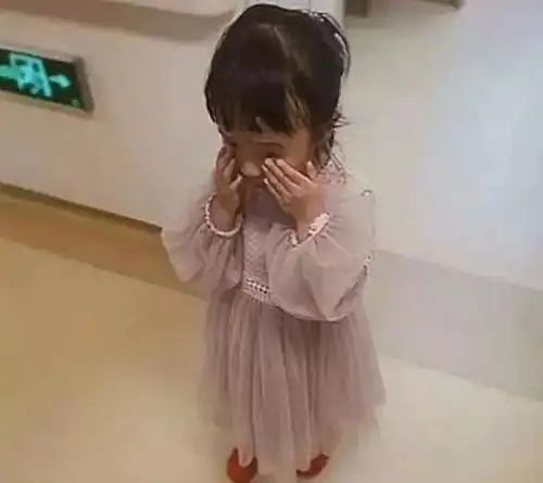 爸爸太忙了,我陪着妈妈生产产房外,小女孩的举动令人动容