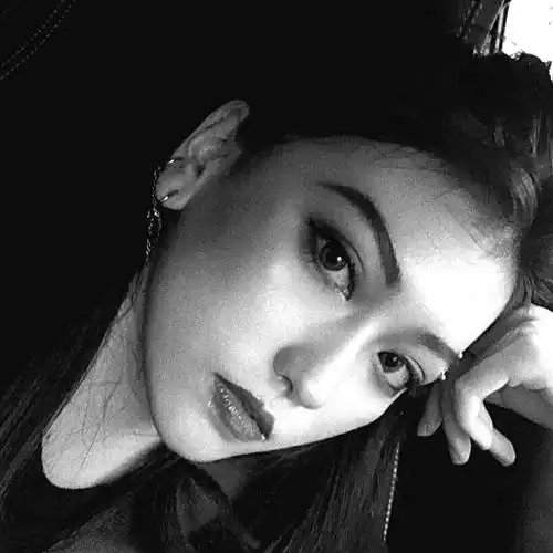 快手黑白女生头像,一个愿意听你说废话的女人