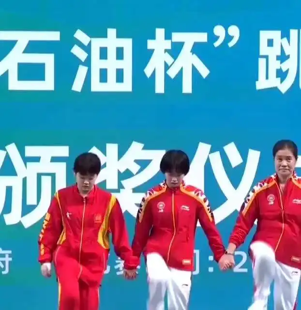 张家齐陈芋汐夺得全运会女子双人十米台冠军,领奖退场时可爱比心