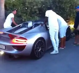 帅不过3秒男子开超跑耍酷瞬间撞车