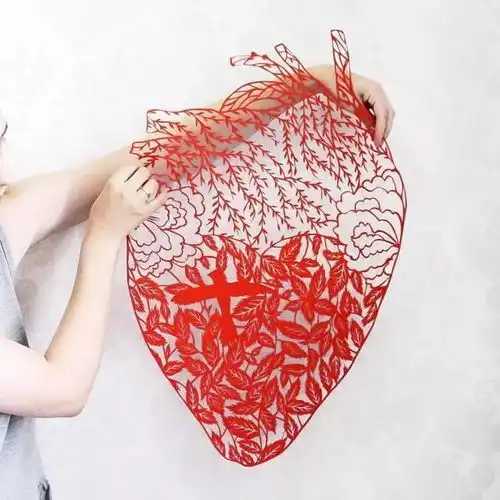 她仅用一张白纸,征服了全世界,剪出所有女孩梦想中的裙子,美到无法呼吸,震撼心灵