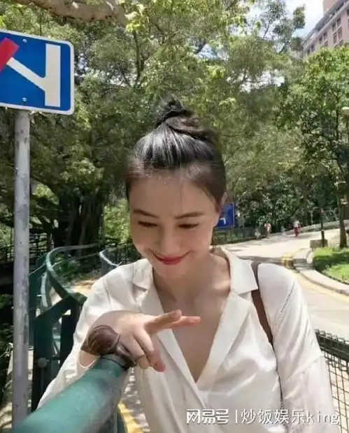 45岁女星高圆圆陪闺蜜逛街披头散发穿着随性,打扮年轻似少女