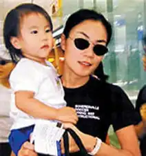 窦靖童首晒与王菲合影