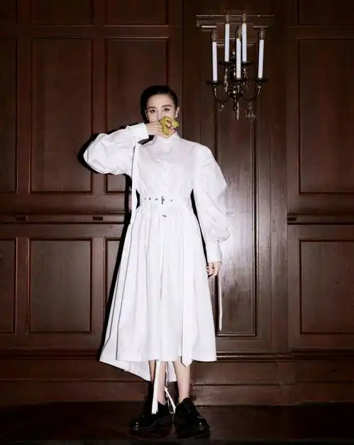 宋佳厉害了,把简约的白色衬衫裙穿出了高级感,穿搭技巧值得借鉴