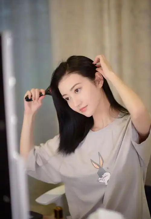 景甜单身后气质俱佳,卡通t恤少女妆更温柔甜美,年轻回21岁少女样