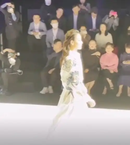 奥运五金王变模特t台走秀表情高冷气场足,邓亚萍坐第一排看秀