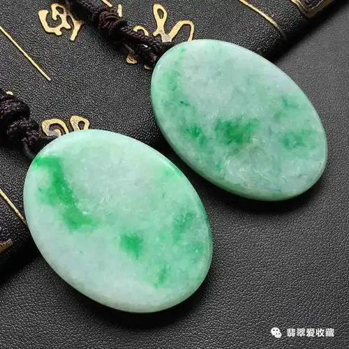 如何在佛教文化中正确佩戴佛公翡翠戒指,以展现其深刻的意义和寓意