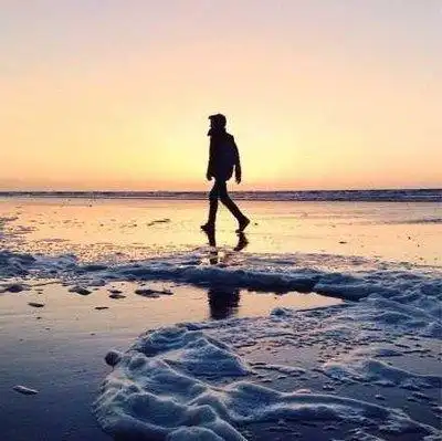夕阳下的背影女生头像美