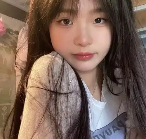 自带好运头像淡雅女人背