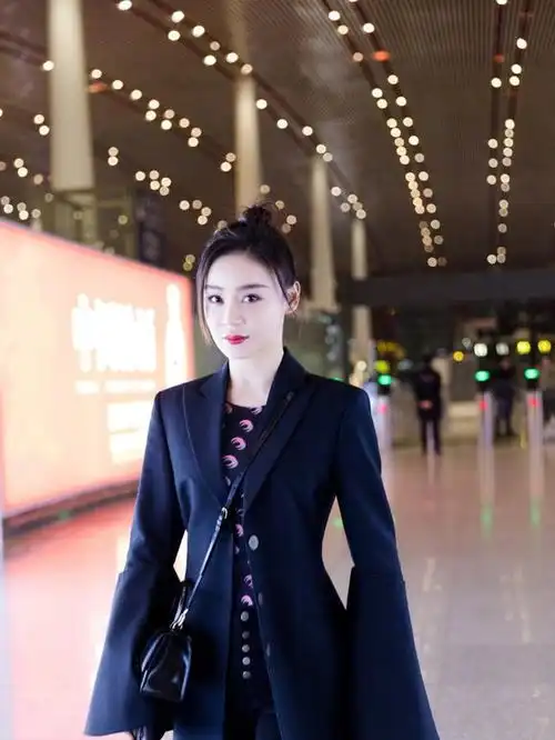 袁姗姗出街,俏丽黑西装配精致少女妆,马甲线女神衣品又进阶