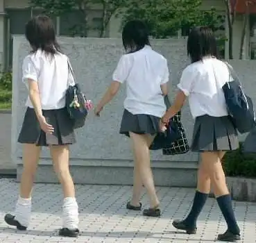 女生没穿裙子去学校会怎么办今日头条