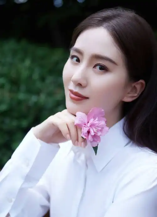 刘诗诗穿白衬衫清纯似少女侧颜精致优雅迷人