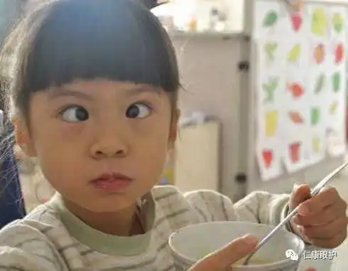 斗鸡眼不要让你的宝宝这样做