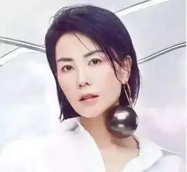 女星巨型耳坠有多大张韶涵大小可赛手掌,孟美岐耳圈可比脸蛋