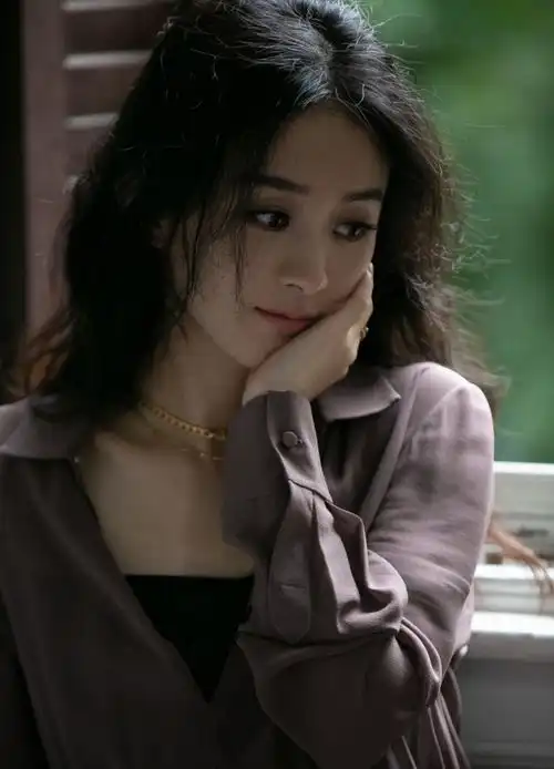 天不怕地不怕,就怕赵丽颖穿马丁靴别人穿显腿细,她却秀出柯基腿