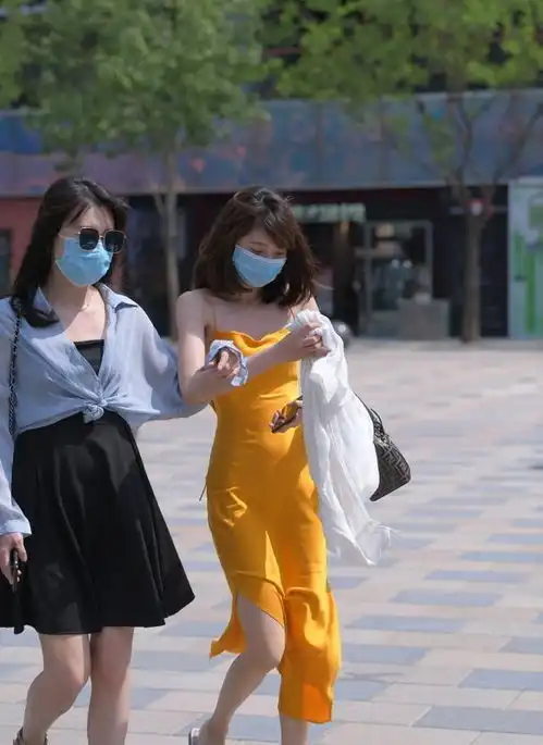 连衣裙的穿搭不挑人,带来帅气装扮,干净利落