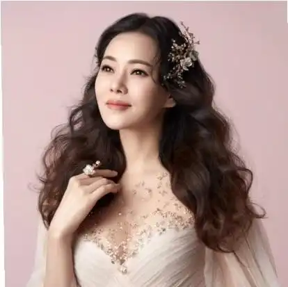 钟丽缇伊能静太有活力,爬山时手舞足蹈,打扮清新减龄