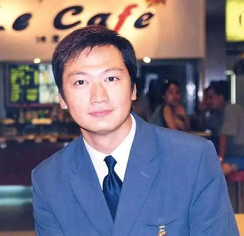 57岁陶大宇携女友拜神相恋10几年至今未婚,恋爱史长过一匹布