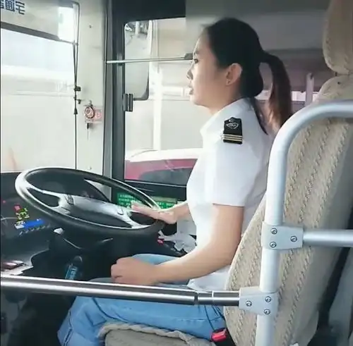 美女公交车司机,美女向大家展示公交车倒车入库,这车技神了