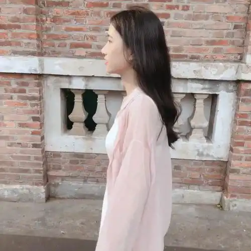 小姑娘太好看了,衣服尤其抢镜,穿这样的衣服真的好吗