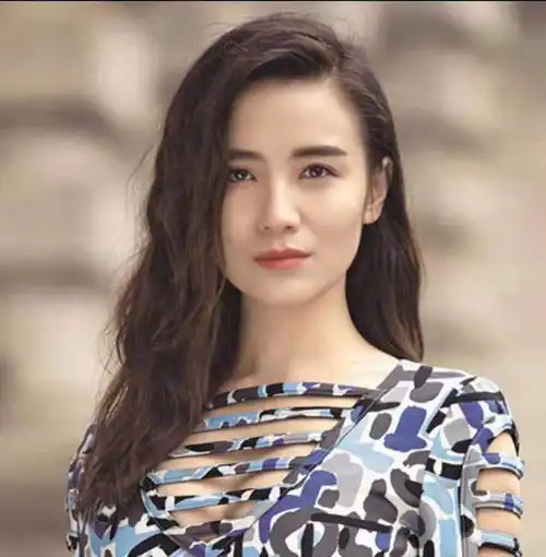 172高挑身材尝试超短发,展现帅气霸气新形象,宋佳这款发型很赞