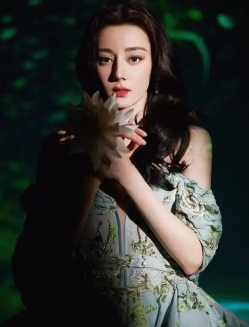 迪丽热巴春意妆容大片复古刺绣泡泡裙似仙境少女